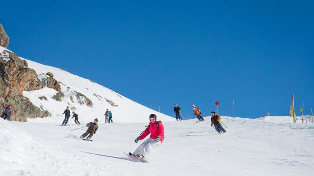 Skieurs sur le domaine Oz-Vaujany