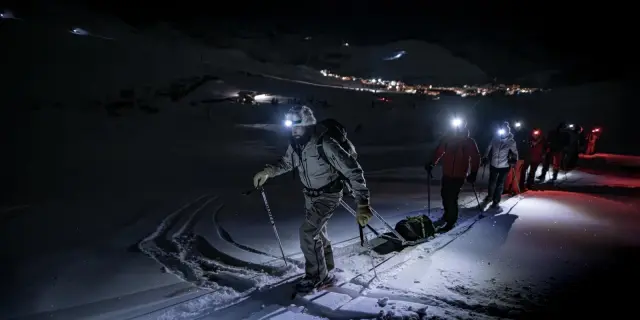 Montee En Raquettes Credit Photo Bureau Des Guides De Lalpe Dhuez